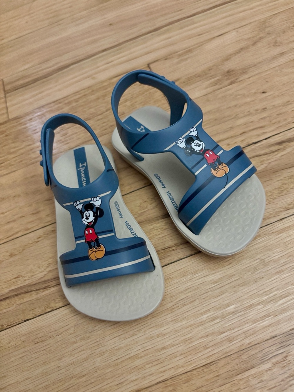 Ipamema Mickey Mouse baby sandals sz 5 US, sz 19/20 EUR